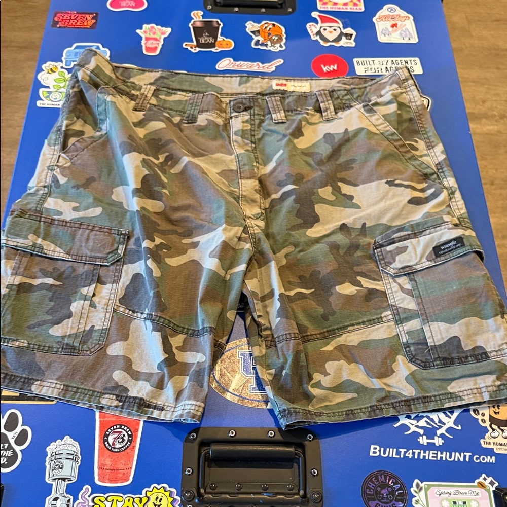 Men’s 44 Wrangler Camouflage Cargo Men Shorts